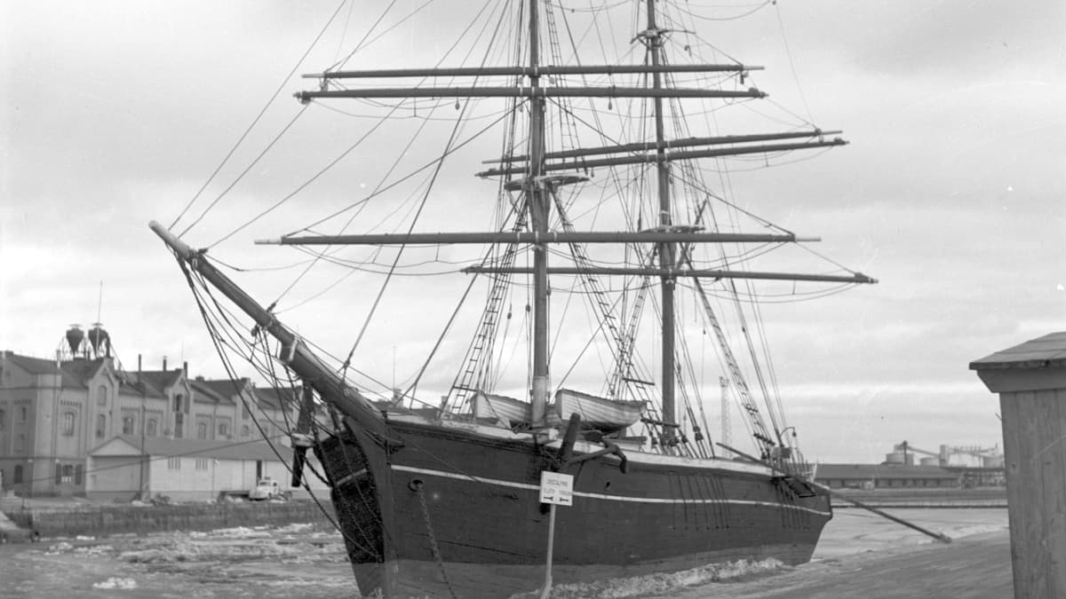 Vanha rahtipurjelaiva on jäisessä satamassa. Mustavalkoinen kuva on vuodelta 1949.