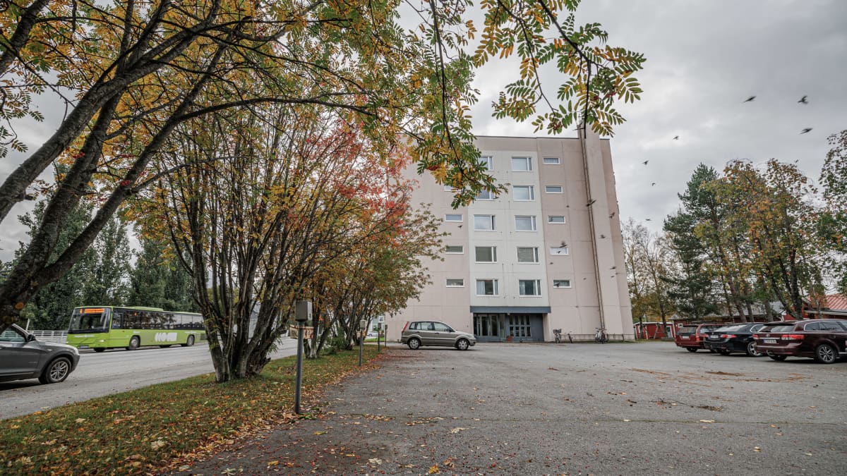 Myytävänä oleva kerrostalo Kokkolan Kustaa Aadolfin kadulla. 