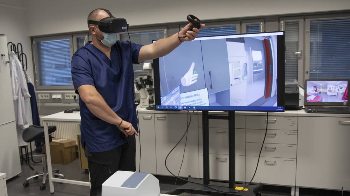 Sairaanhoitajaopiskelija Lauri Karttunen harjoittelee virtuaalisesti leikkaussalin laittamista käyttökuntoon.