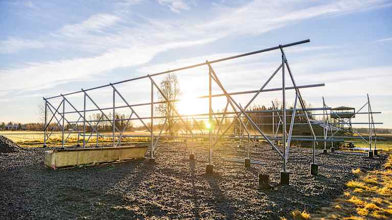 Två ställningar som det ska installeras solpaneler på.