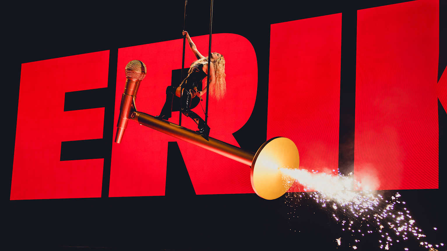 Ich komme har blivit för mycket för finländarna – därför får Erika Vikman  hat medan Käärijä får ha naken överkropp | Kultur | Svenska Yle