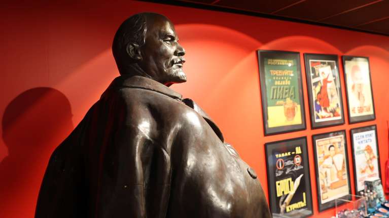 Leniniä esittävä patsas Lenin-museossa Tampereella.