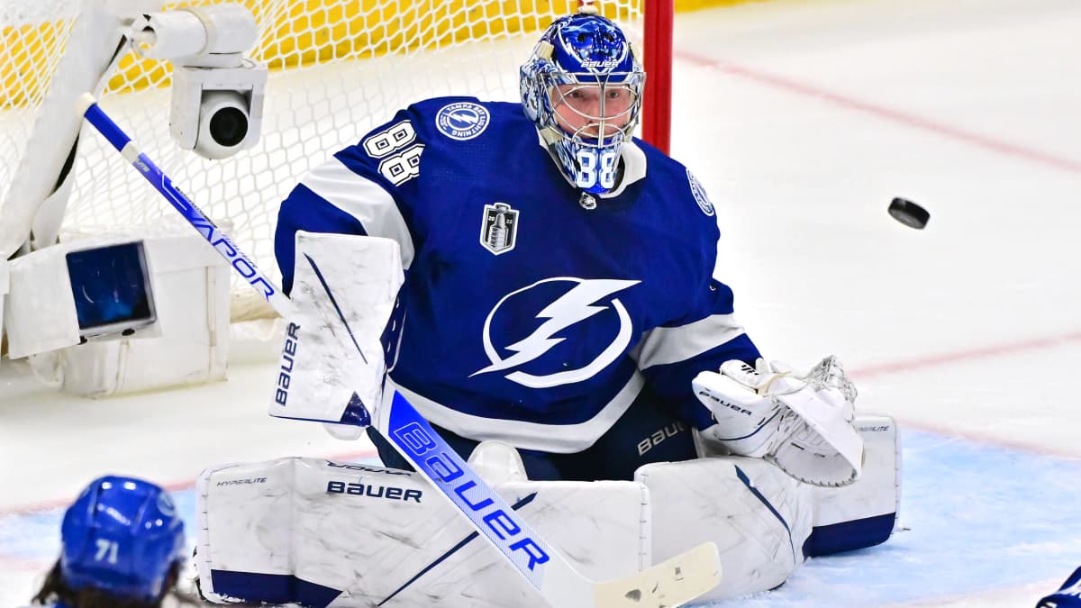Andrei Vasilevski torjumassa NHL:n kolmannessa finaalissa.
