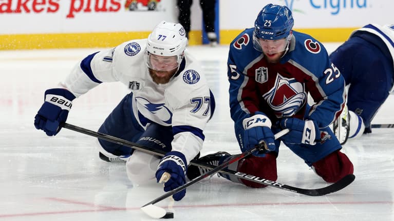 Tampa Bayn Victor Hedman ja Coloradon Logan O'Connor kamppailevat kiekosta.