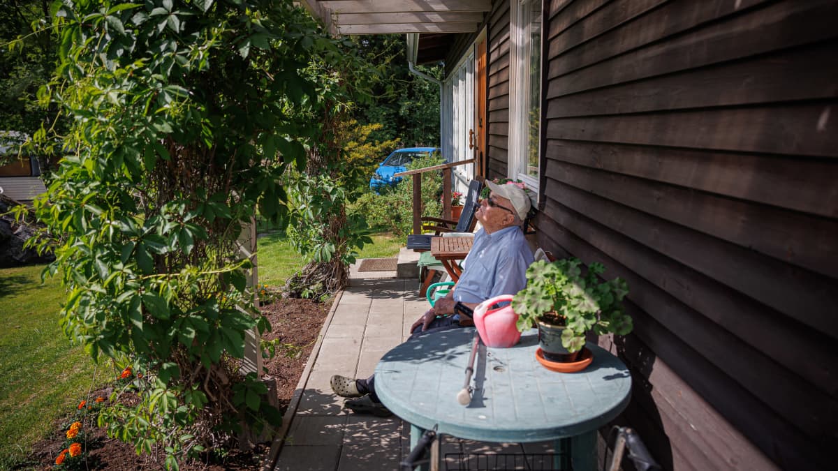 96-vuotiaan Aimo Rättyän katse hakee sadepilviä helteiseltä taivaalta.