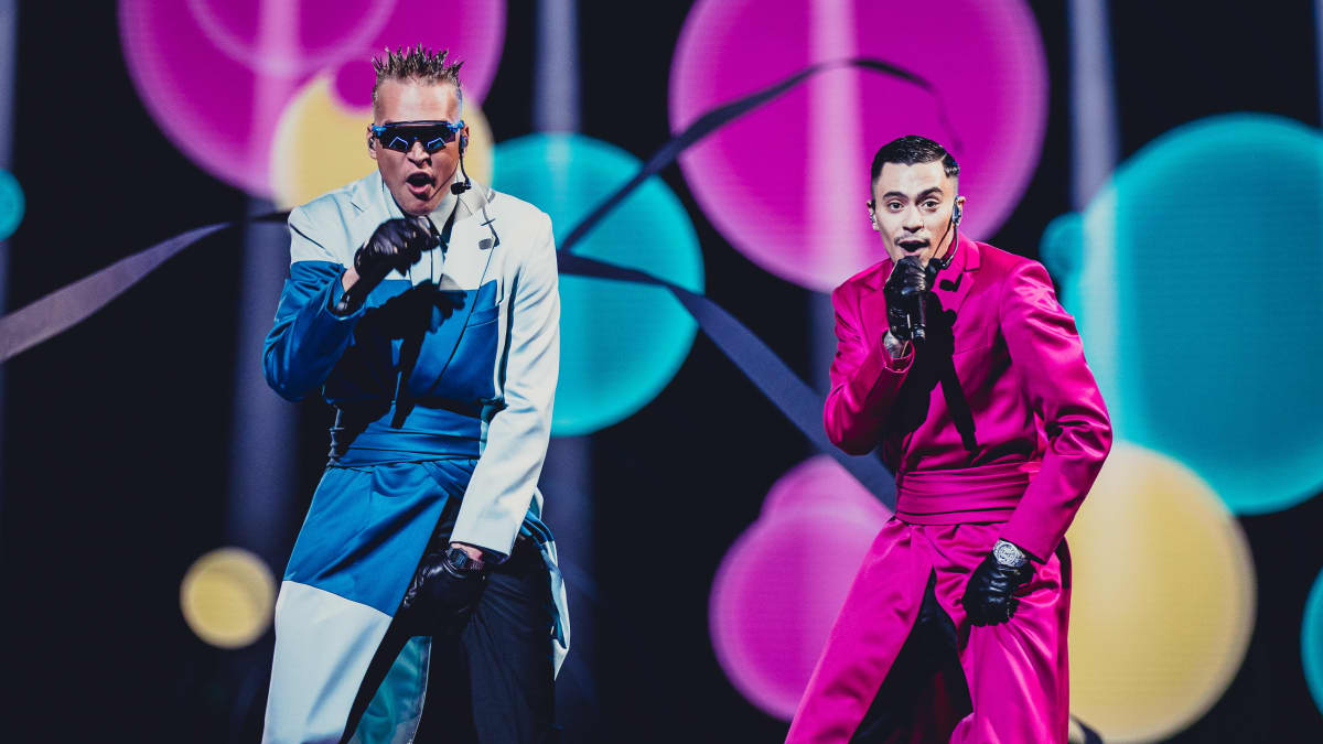 Mikael Gabriel ja Nublu esiintymässä UMK-lavalla. Taustalla pinkkiä ja sinistä grafiikkaa.
