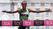 Sifan Hassan tuulettaa ylittäessään maaliviivan voittajana Lontoon maratonilla 2023.
