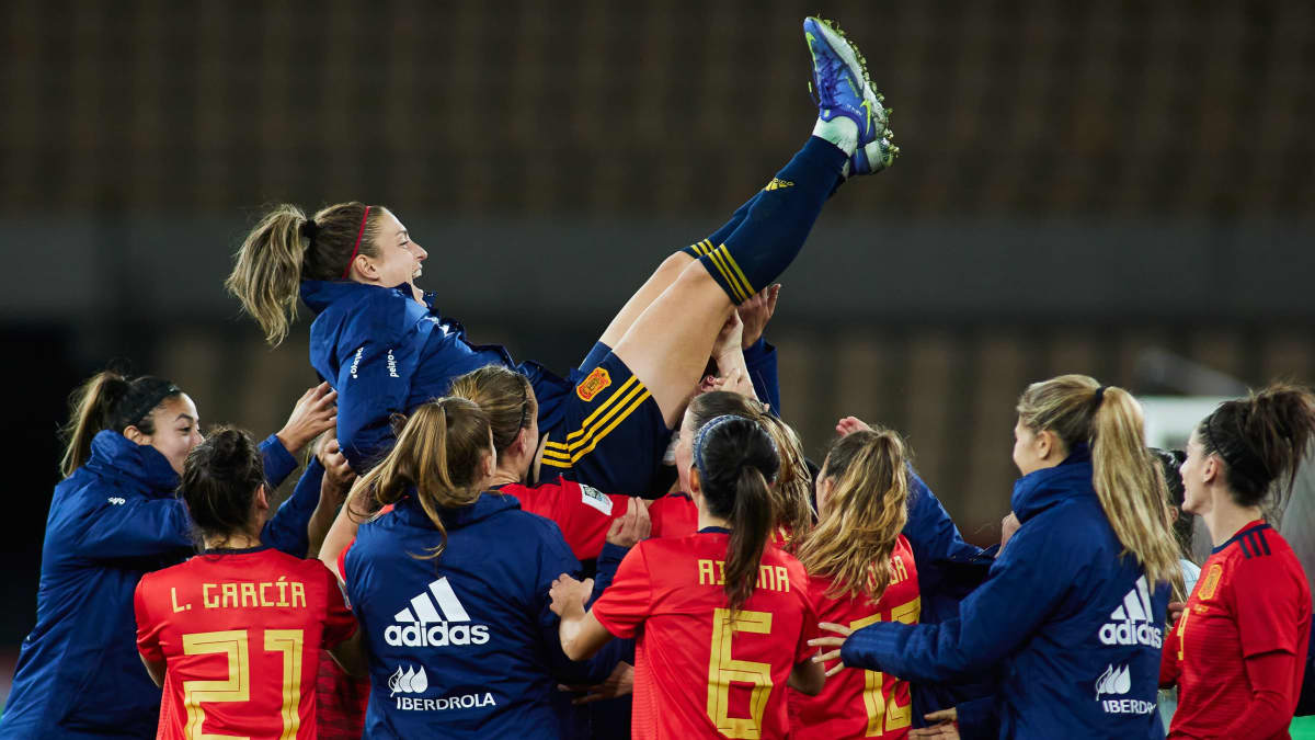Espanjan pelaajat nostavat Alexia Putellaksen käsiensä varaan. 