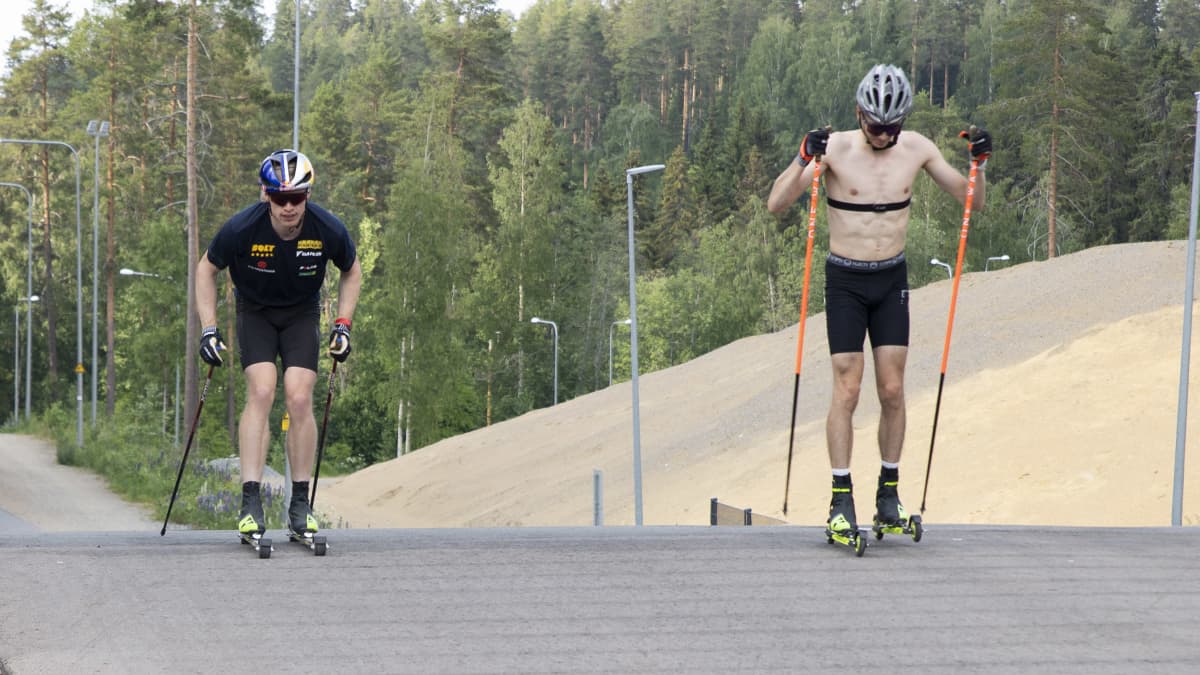Iivo Niskanen ja Eero Hirvonen hiihtävät rullasuksilla Kuopion Puijolla.