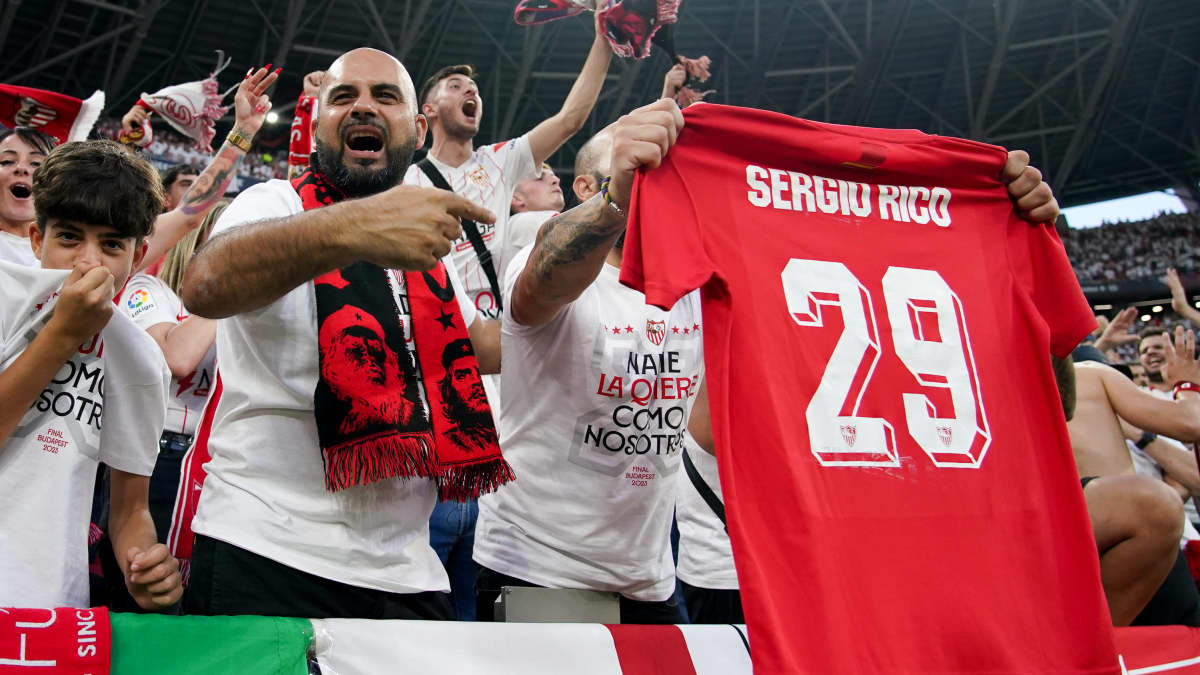 Sevillan fanit esittelevät Sergio Ricon paitaa Eurooppa-liigan finaalissa 31.5.2023.