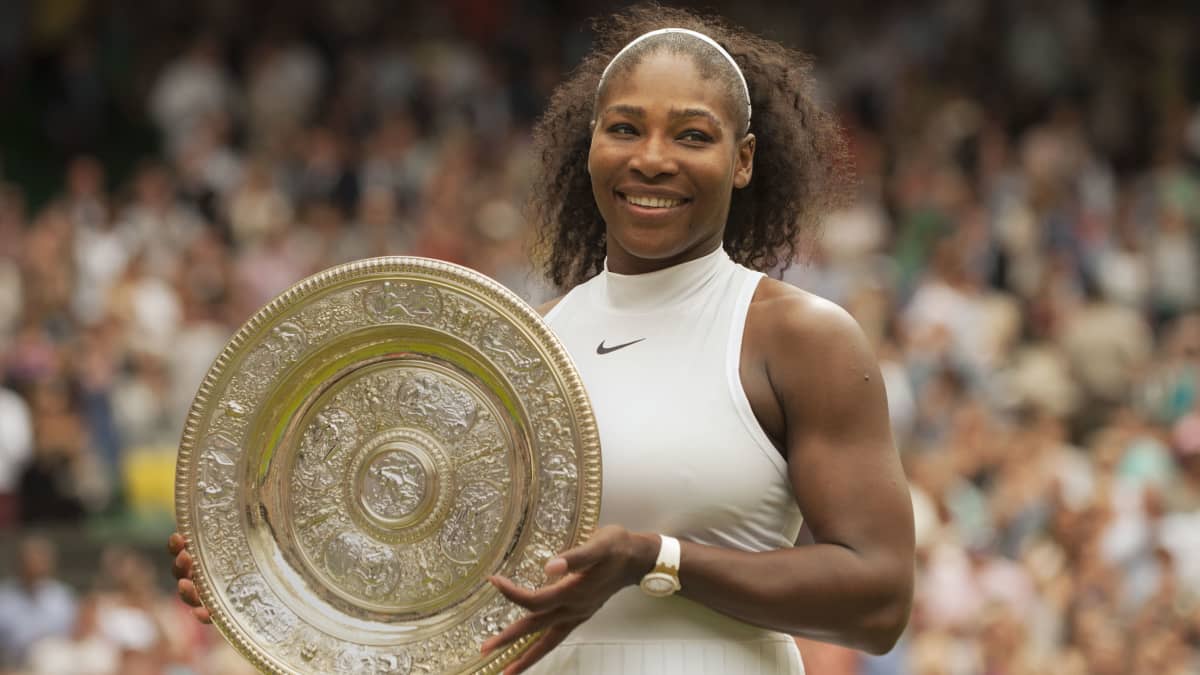 Serena Williams ja Wimbledonin voittolautanen.