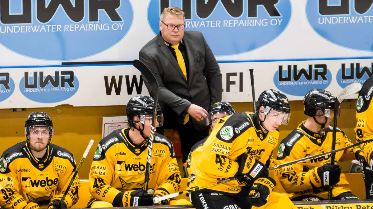 Pekka Virta valmentamassa SaiPaa penkin takana lokakuussa 2022.
