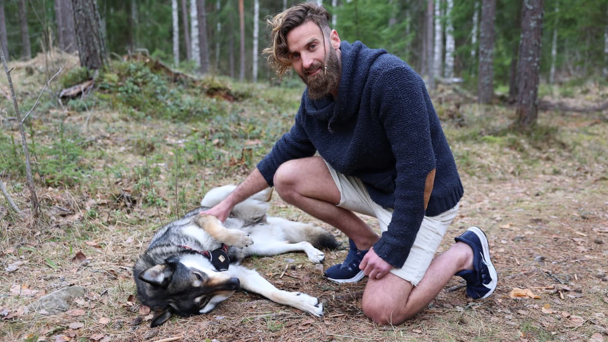 David Lopez ja koirasusi Nala tamperelaisessa metsässä.
