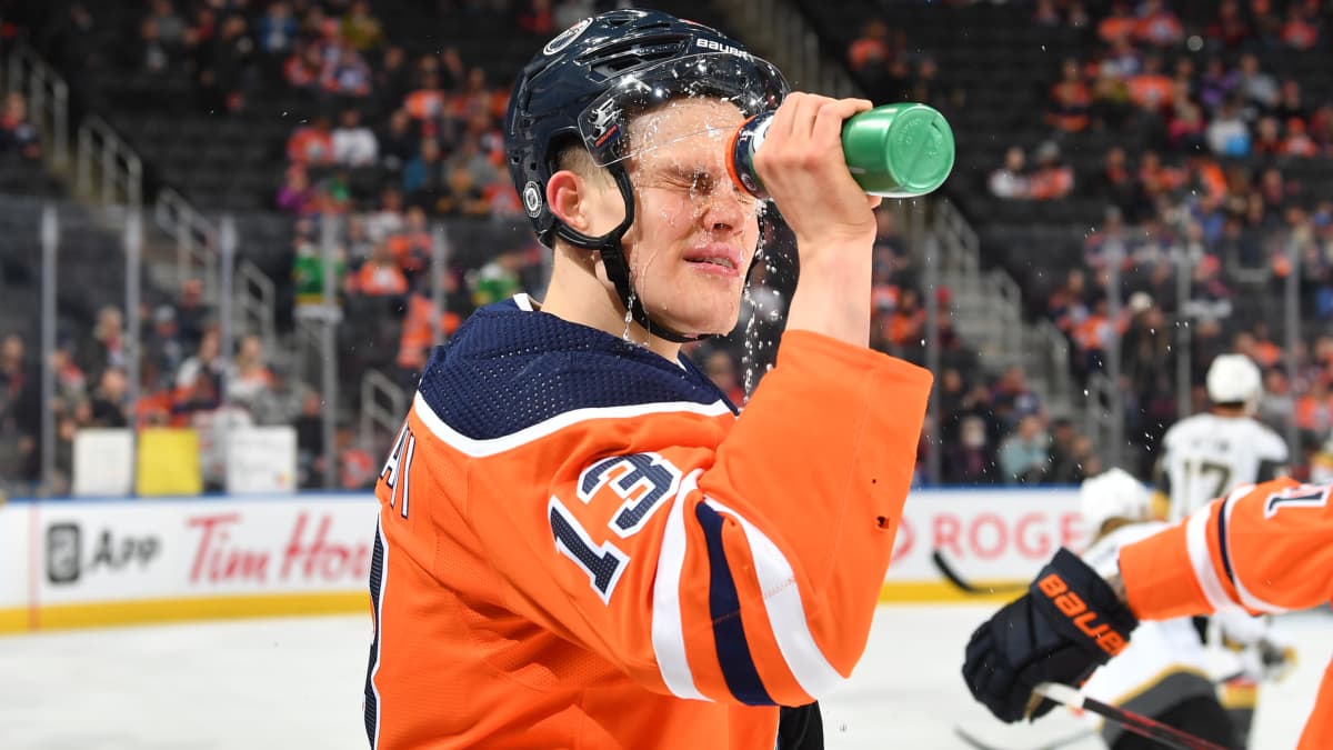 Jesse Puljujärvi puristaa vettä naamaansa juomapullosta.
