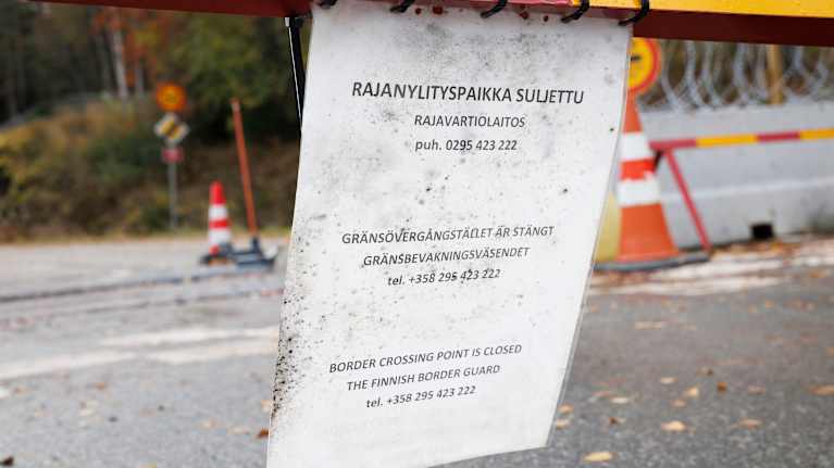 Kyltti Niiralan raja-asemalla. Kyltissä kerrotaan, että rajanylityspaikka on suljettu. 