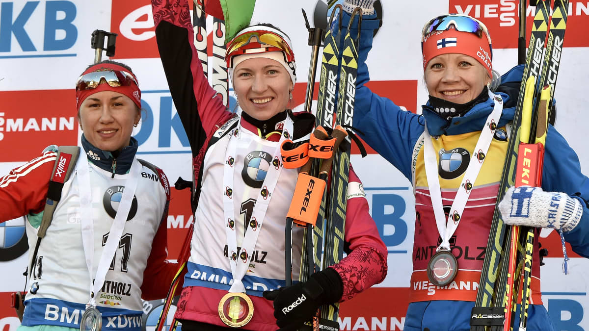 Darja Virolainen (vas.), Darja Domratševa ja Kaisa Mäkäräinen poseerasivat palkintokorokkeella Anterselvan maailmancupkisan jälkeen 24.1.2015.