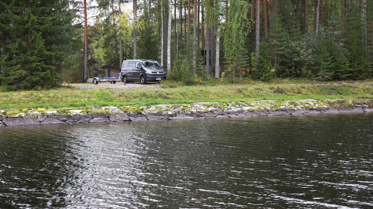 Poliisin pakettiauto ja venetraileri Neiturin kanavan rannalla.