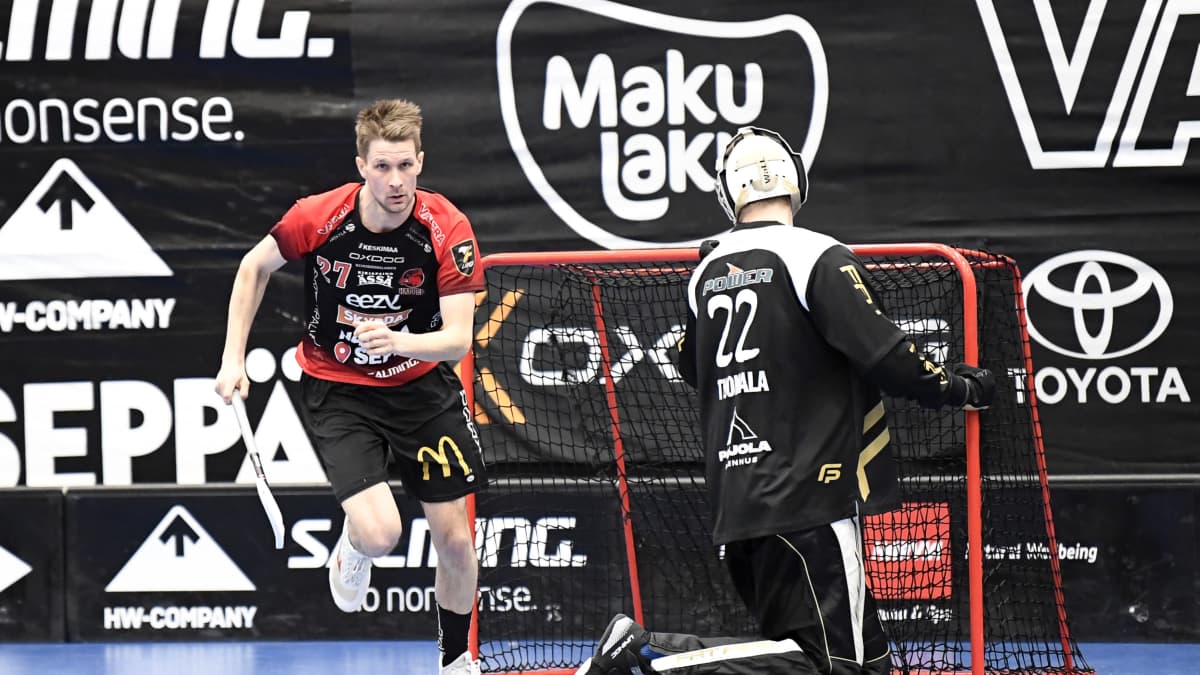 Jonne Junkkarinen juoksee palloa kohti. 