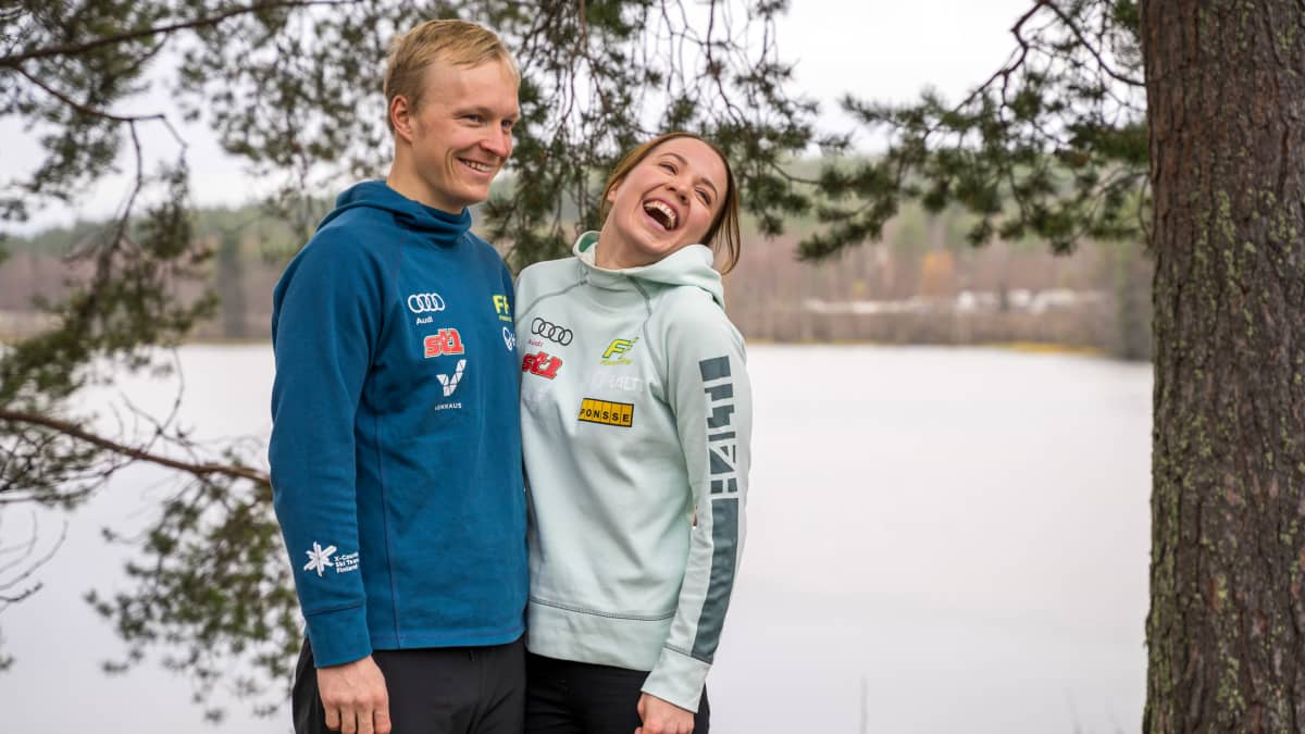 Juho Mikkonen ja Kerttu Niskanen poseeraavat kuvaajalle.