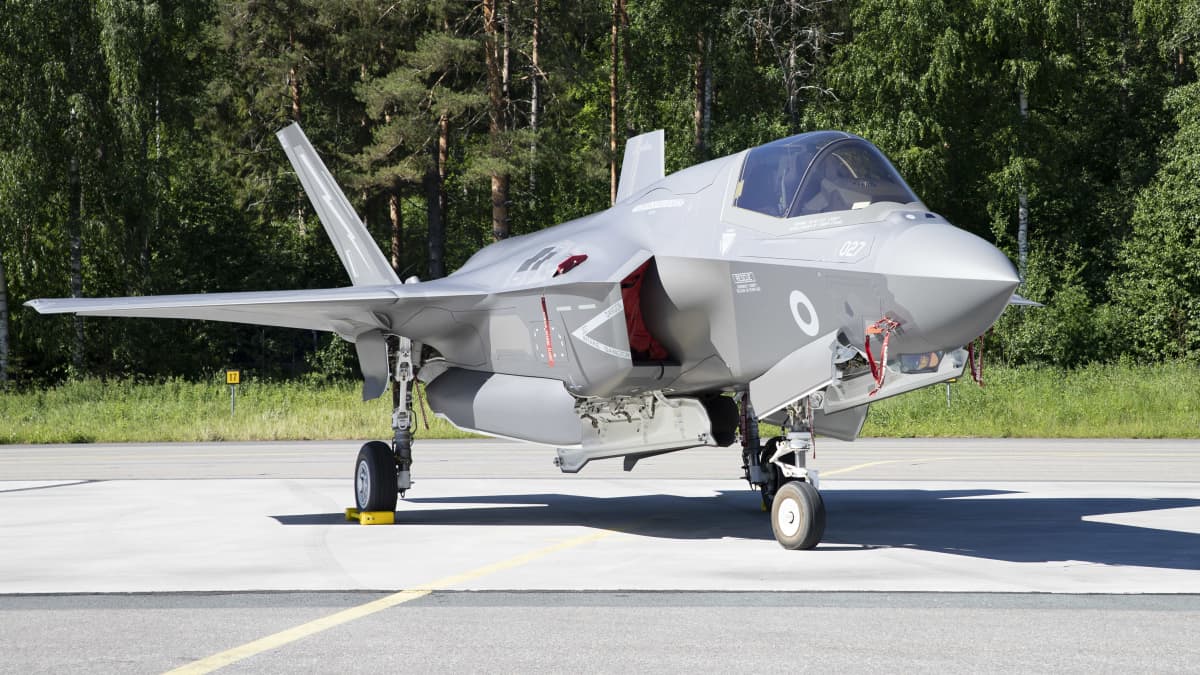 Iso-Britannian kuninkaallisten ilmavoimien F-35B Karjalan lennoston tukikohdassa Siilinjärven Rissalassa.