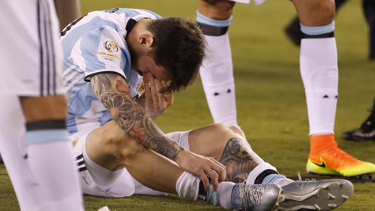 Lionel Messi otti raskaasti Argentiinan tappion Chilelle Copa American finaalissa 2016. Messi ilmoitti ottelun jälkeen päättävänsä maajoukkueuransa, mutta pyörsi päätöksensä myöhemmin. 
