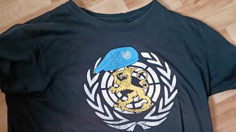 T-paita, jossa rauhanturvaajien tunnus.
