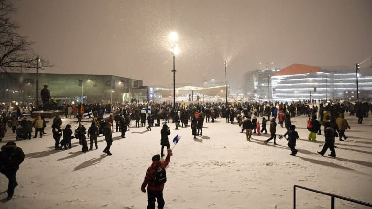 Mielenoosittajia Mannerheimintiellä.