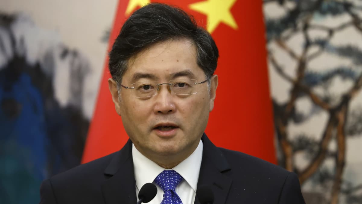 Kiinan tuolloinen ulkoministeri Qin Gang lehdistötilaisuudessa Pekingissä toukokuussa 2023.