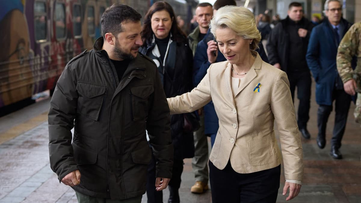 Ursula von der Leyen tapasi presidentti Volodymyr Zelenskyin Kiovan rautatieasemalla. Kuva: AFP