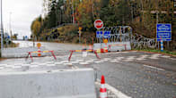 Pysäytyskylttejä, betoniesteitä ja nato-lankaa Niiralan raja-asemalle johtavalla tiellä. 