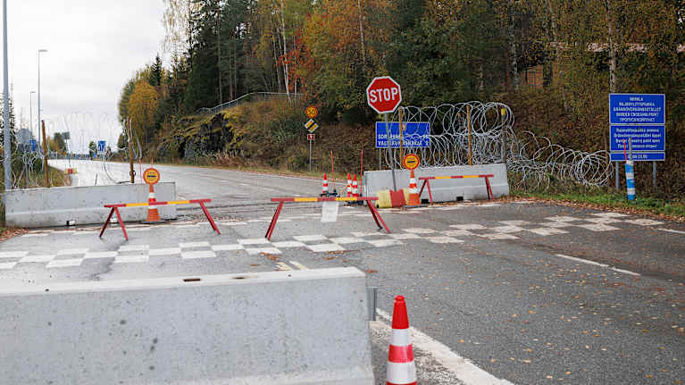 Pysäytyskylttejä, betoniesteitä ja nato-lankaa Niiralan raja-asemalle johtavalla tiellä. 