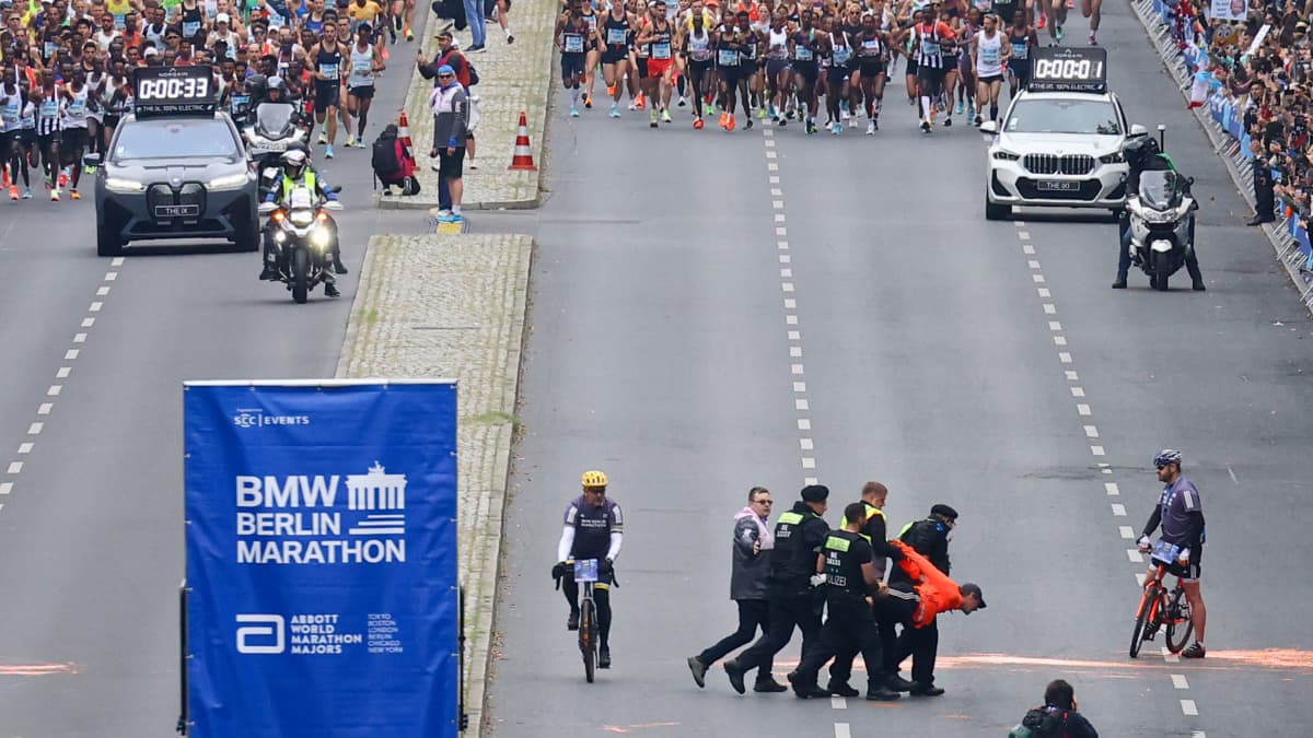 Ilmastoaktivistiryhmä Last Generation iski Berliinin maratonille juuri ennen starttia 24.9.2023.