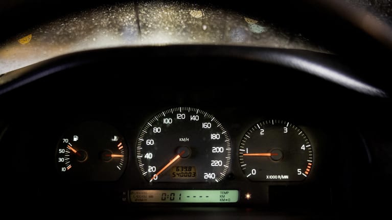 Vuoden 2018 diesel-Volvon matkamittari näyttää, että autolla on ajettu 540003 kilometriä. 