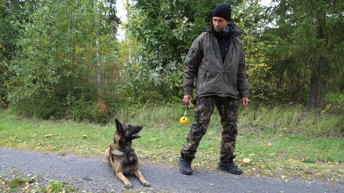 Vanhempi konstaapeli Toni Tarkiainen yhdessä poliisikoira Viksun kanssa. 
