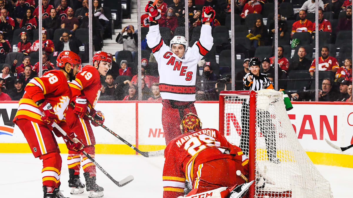 Sebastian Aho tuulettaa maalia Clagaryn maalin edessä.