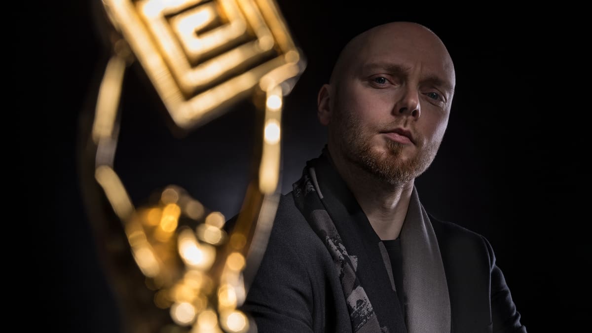 NTRNZ Median Teemu Hostikka sekä Venla-patsas.
