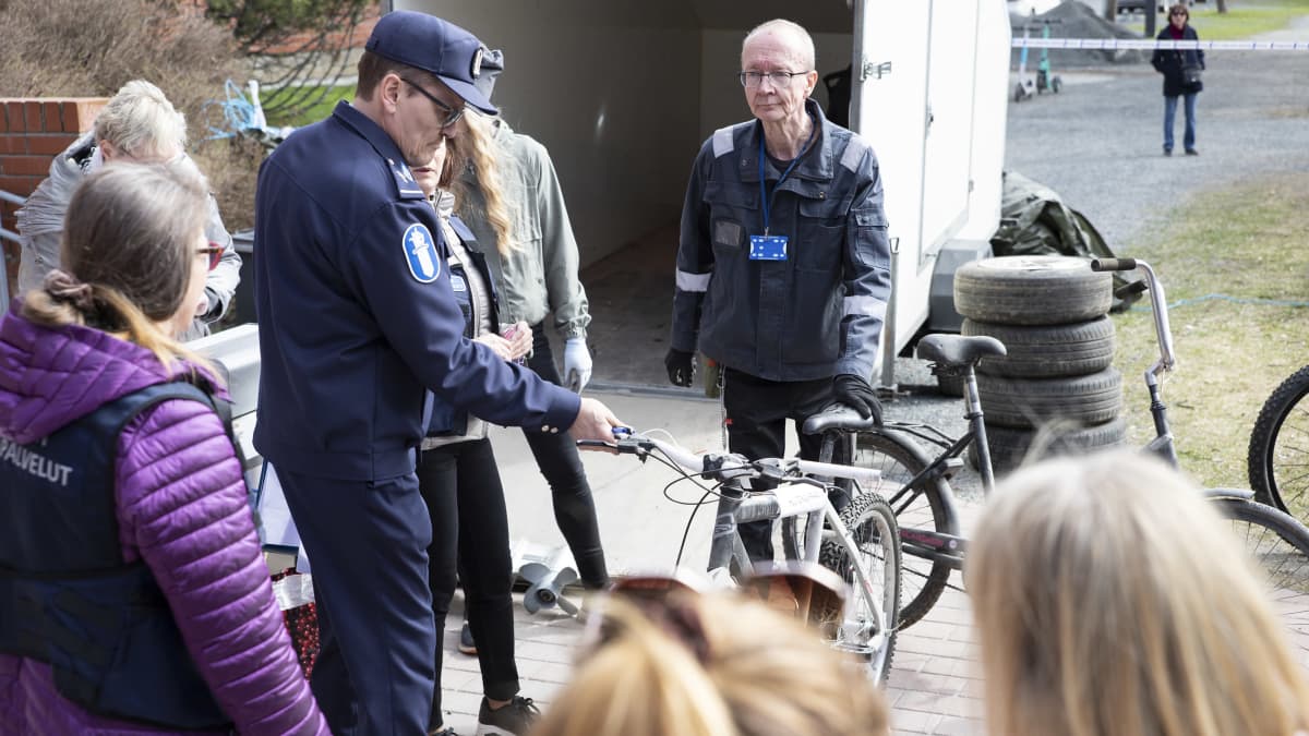 Itä-Suomen poliisin löytötavarahuutokauppa Kuopiossa. Poliisimies katsoo polkupyörää.