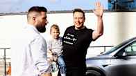Elon Musk pitää poikaansa sylissään.