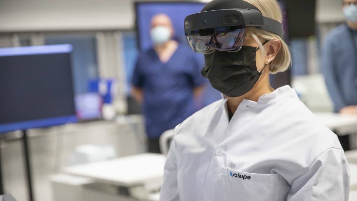 Bioanalytiikko-opiskelija Anu Pyykönen harjoittelee virtuaalisesti verinäytteen tutkimista.