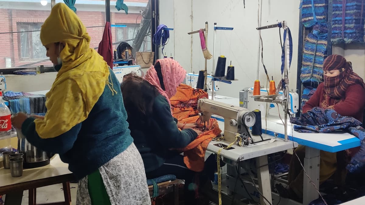 Nepalilaisia naisia työskentelee ja valmistaa huopaleluja pajassaan.