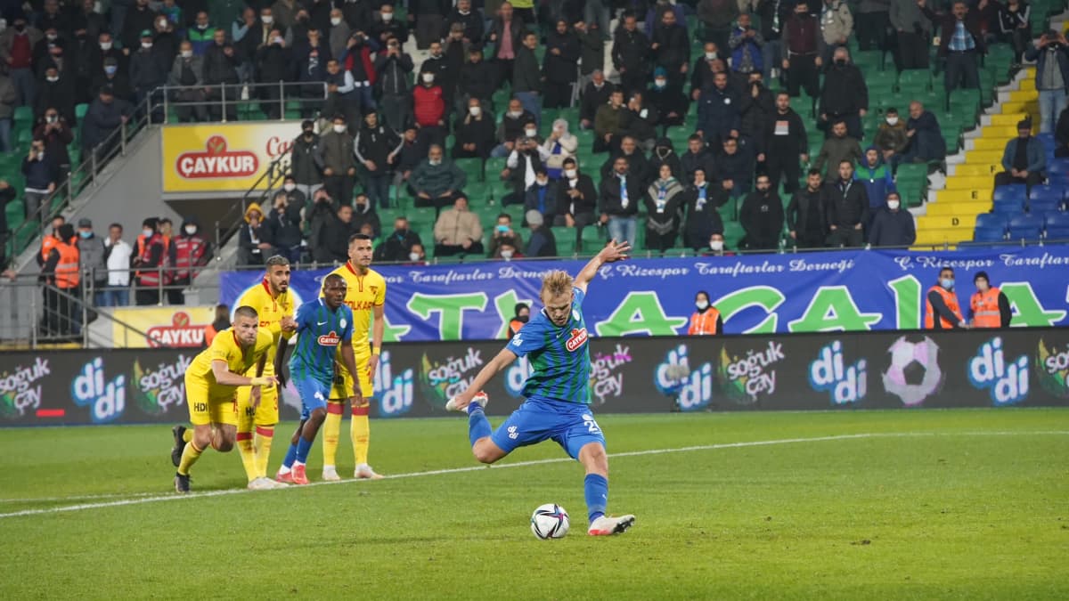 Joel Pohjanpalo laukoo rangaistuspotkun verkkoon Turkin liigan ottelussa.
