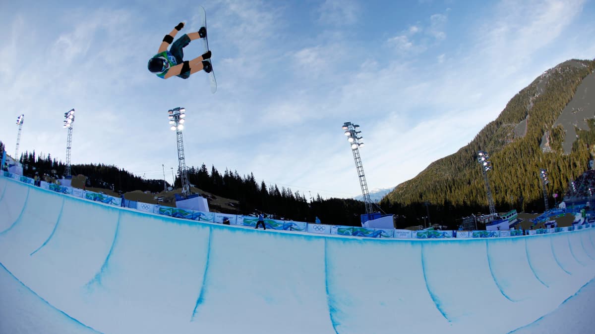 Kuvamanipulaatio: henkilöllä on kesävaatteet ja taustalta on poistettu lumi. Lumilautailija Peetu Piiroinen suorituksen aikana Vancouverin olympialaisissa 2010.