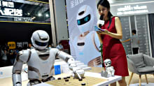 Walker X -mallin palvelurobotti pelaa kiinalaista shakkia maailman tekoälykonferenssissa heinäkuussa 2021.