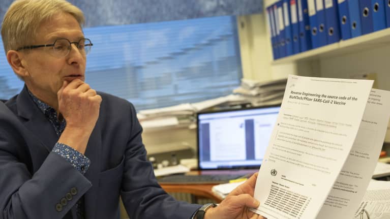 Seppo Ylä-Herttuala lukee tutkimuspapereita