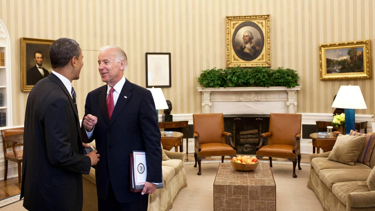 Joe Biden keskustelee presidentti Barack Obaman kanssa presidentin työhuoneessa.
