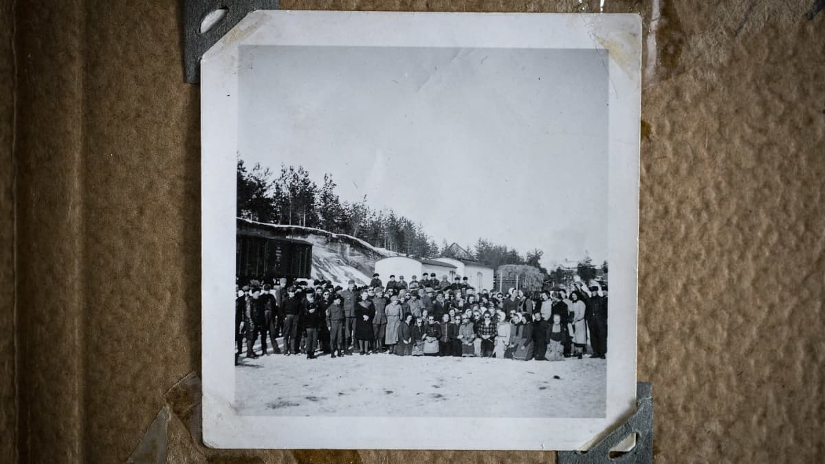 Jatkosodan aikaisen Saksan armeijan perunavaraston työntekijöitä Hakolan kylällä Alahärmässä. 
