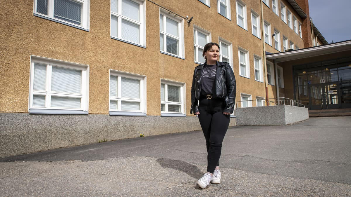 Jessica Kaatila koulun pihalla.