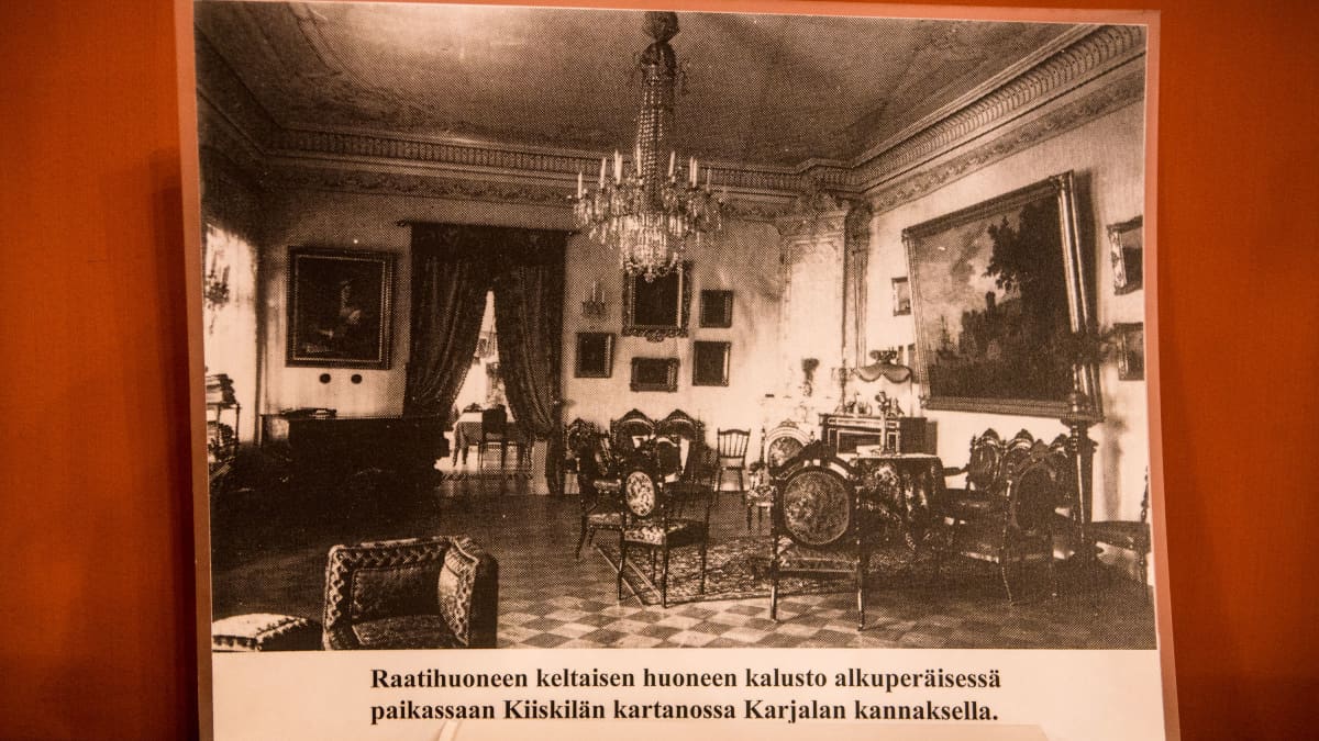 Tampereen raatihuoneella olevan pietarilaishuoneen huonekalut. 