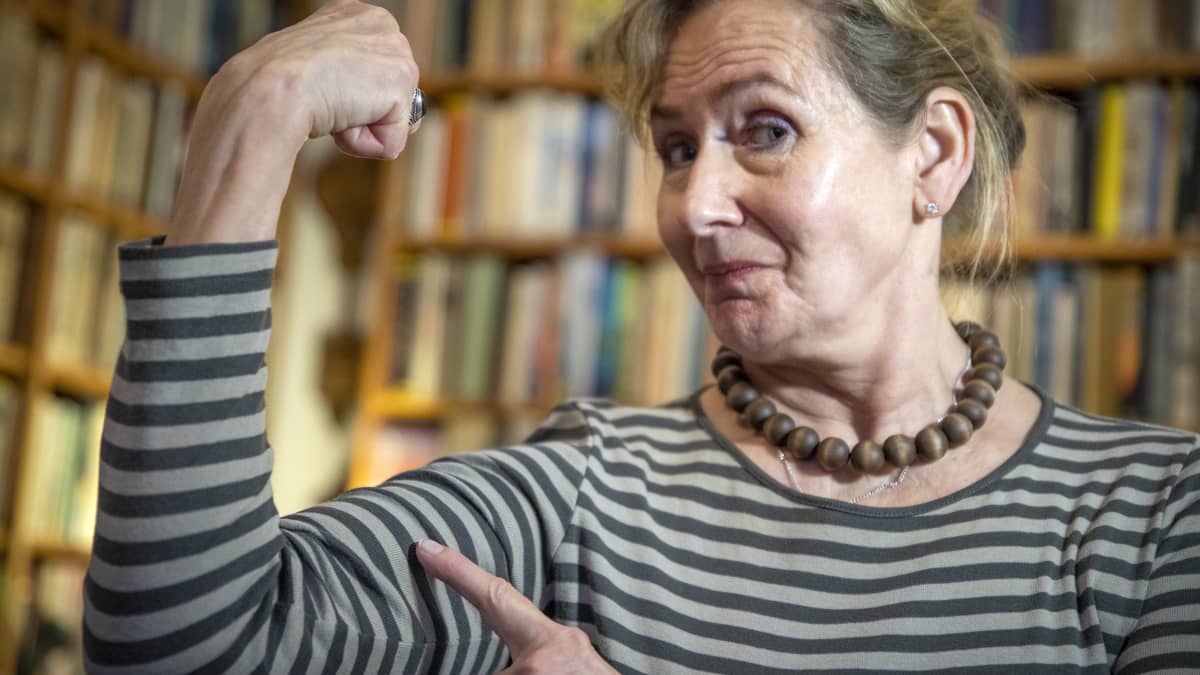 Kaija Pispa osoittaa sormella omaa hauistaan