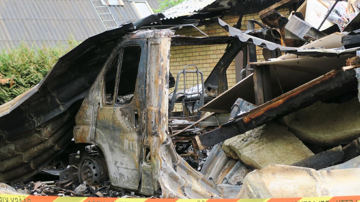 Tesomalla palanut omakotiltalo, palanut matkailuauto